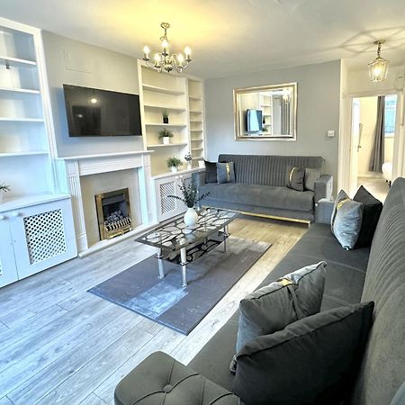 Newly Renovated Kensington 2 Bedroom Apartment With Balcony Near Harrods Sleeps 6, 2 Min Walk From Station London Kültér fotó