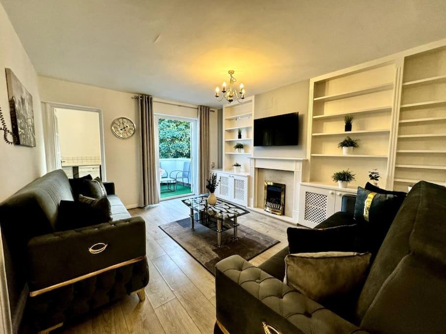 Newly Renovated Kensington 2 Bedroom Apartment With Balcony Near Harrods Sleeps 6, 2 Min Walk From Station London Kültér fotó
