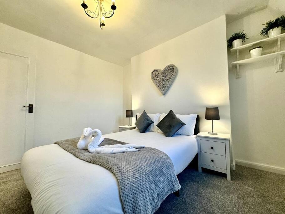 Newly Renovated Kensington 2 Bedroom Apartment With Balcony Near Harrods Sleeps 6, 2 Min Walk From Station London Kültér fotó