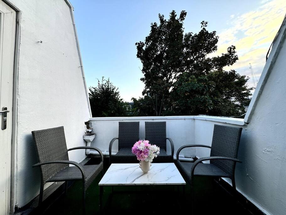 Newly Renovated Kensington 2 Bedroom Apartment With Balcony Near Harrods Sleeps 6, 2 Min Walk From Station London Kültér fotó