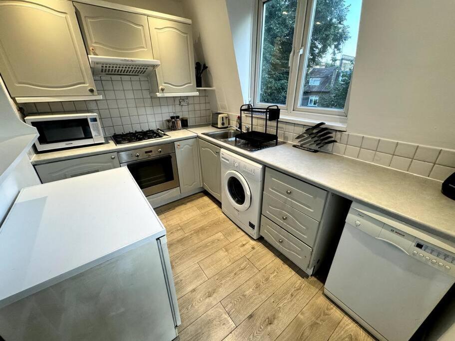 Newly Renovated Kensington 2 Bedroom Apartment With Balcony Near Harrods Sleeps 6, 2 Min Walk From Station London Kültér fotó