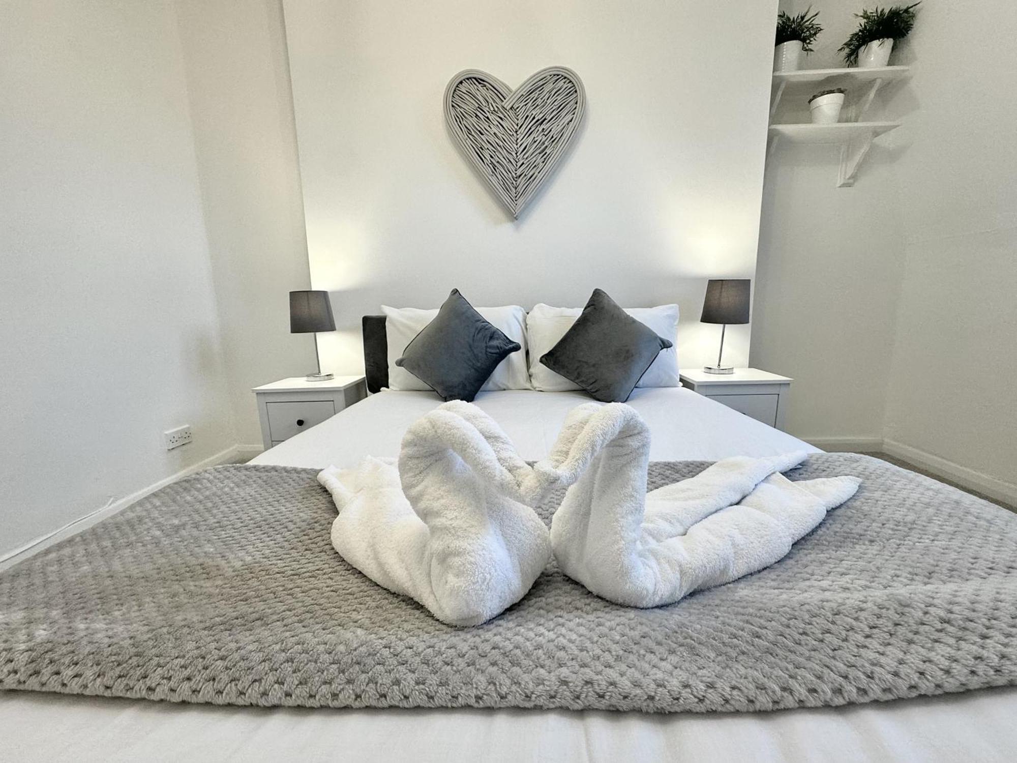 Newly Renovated Kensington 2 Bedroom Apartment With Balcony Near Harrods Sleeps 6, 2 Min Walk From Station London Kültér fotó