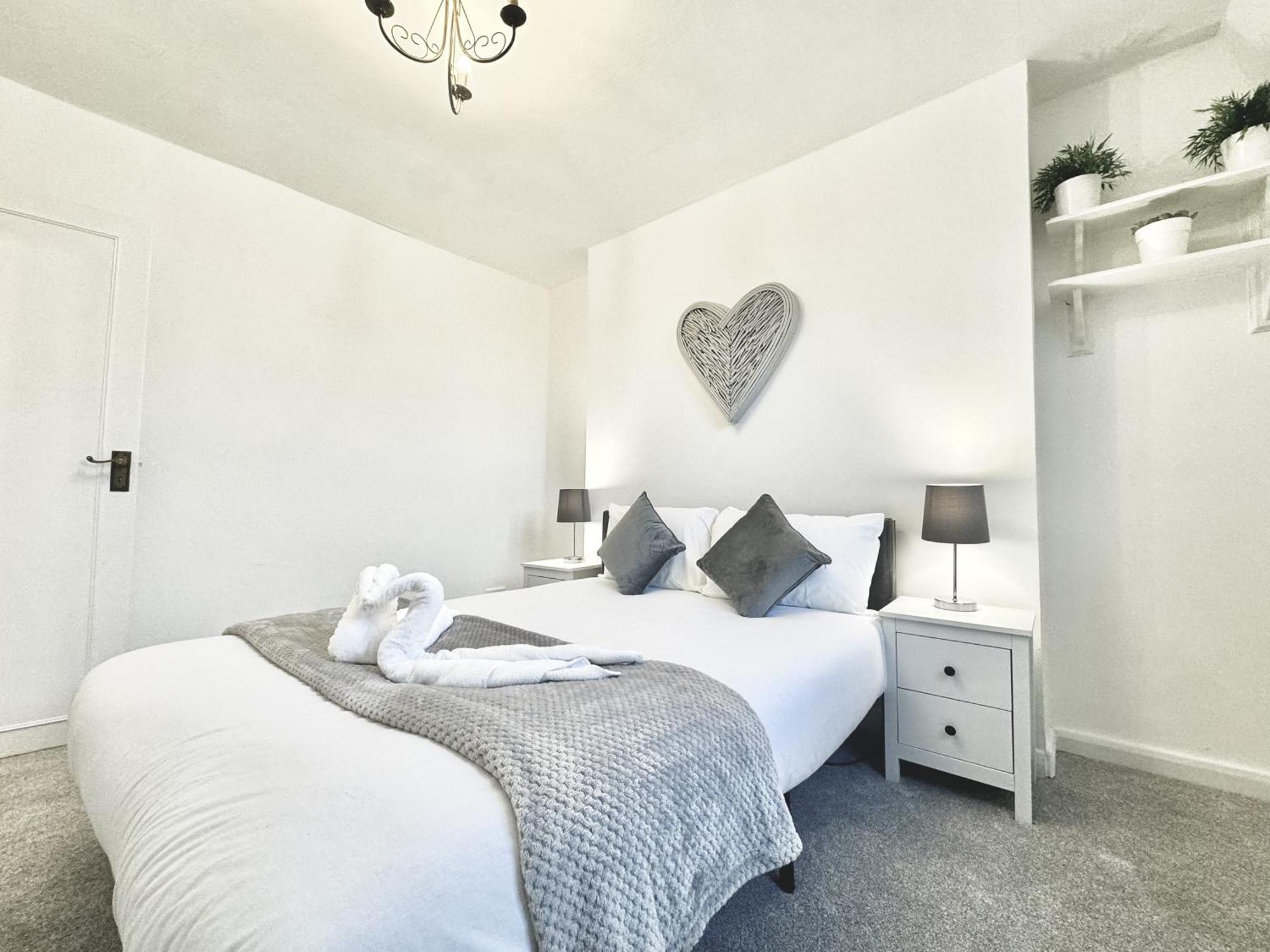 Newly Renovated Kensington 2 Bedroom Apartment With Balcony Near Harrods Sleeps 6, 2 Min Walk From Station London Kültér fotó