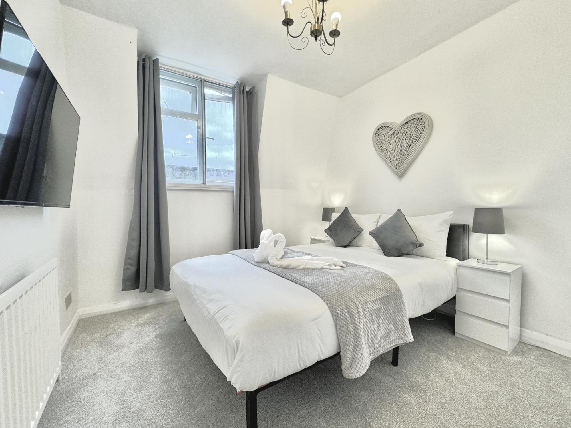 Newly Renovated Kensington 2 Bedroom Apartment With Balcony Near Harrods Sleeps 6, 2 Min Walk From Station London Kültér fotó
