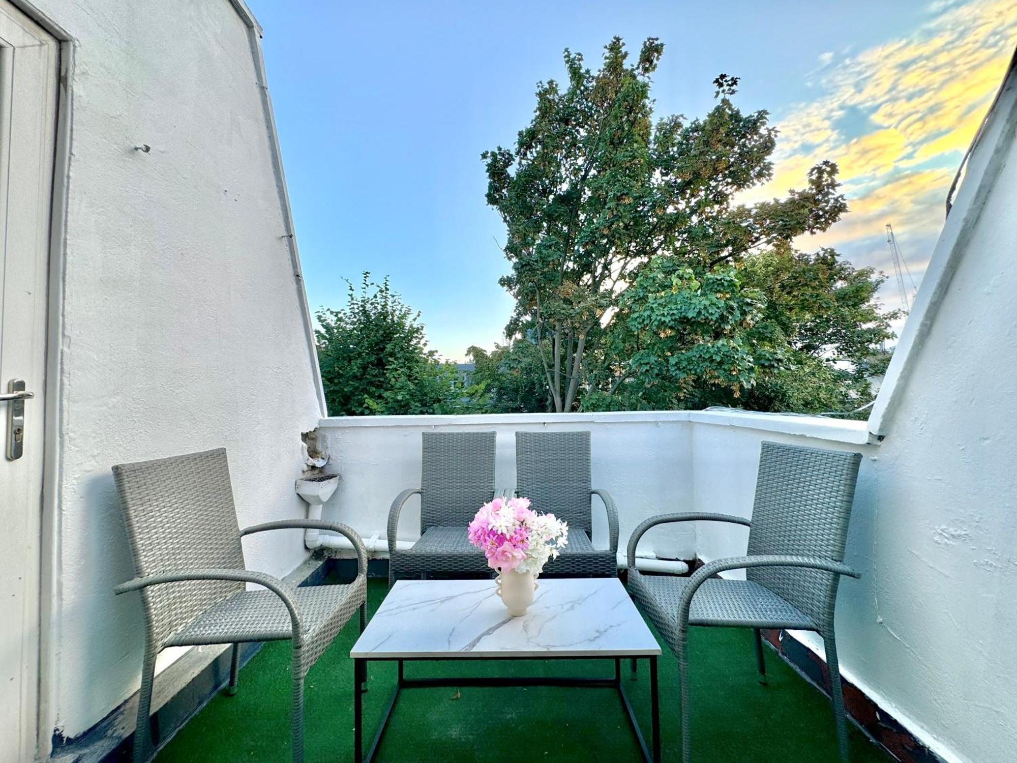 Newly Renovated Kensington 2 Bedroom Apartment With Balcony Near Harrods Sleeps 6, 2 Min Walk From Station London Kültér fotó