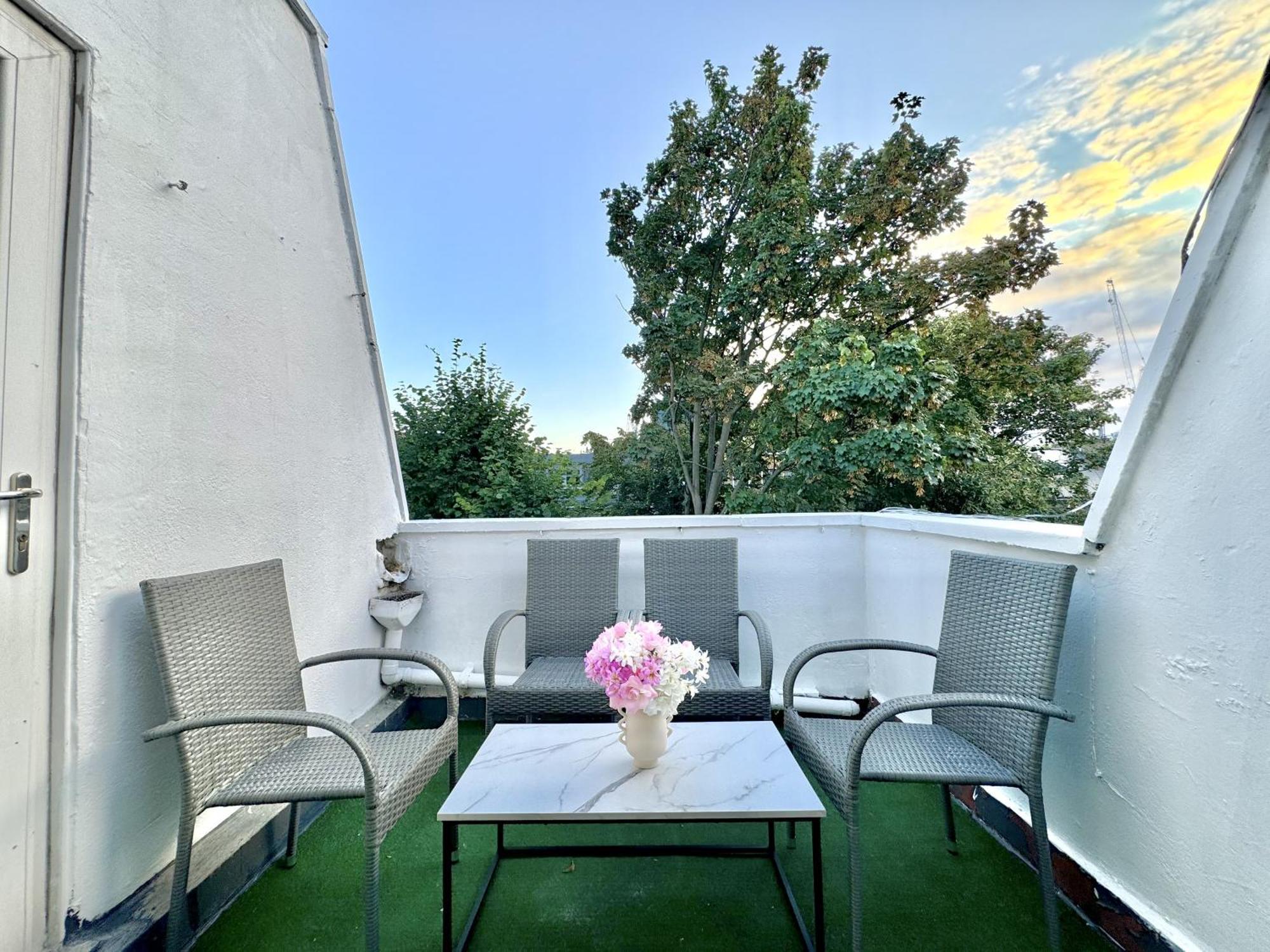Newly Renovated Kensington 2 Bedroom Apartment With Balcony Near Harrods Sleeps 6, 2 Min Walk From Station London Kültér fotó