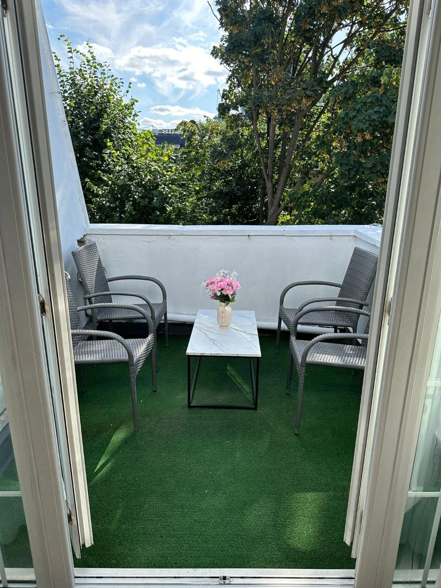 Newly Renovated Kensington 2 Bedroom Apartment With Balcony Near Harrods Sleeps 6, 2 Min Walk From Station London Kültér fotó