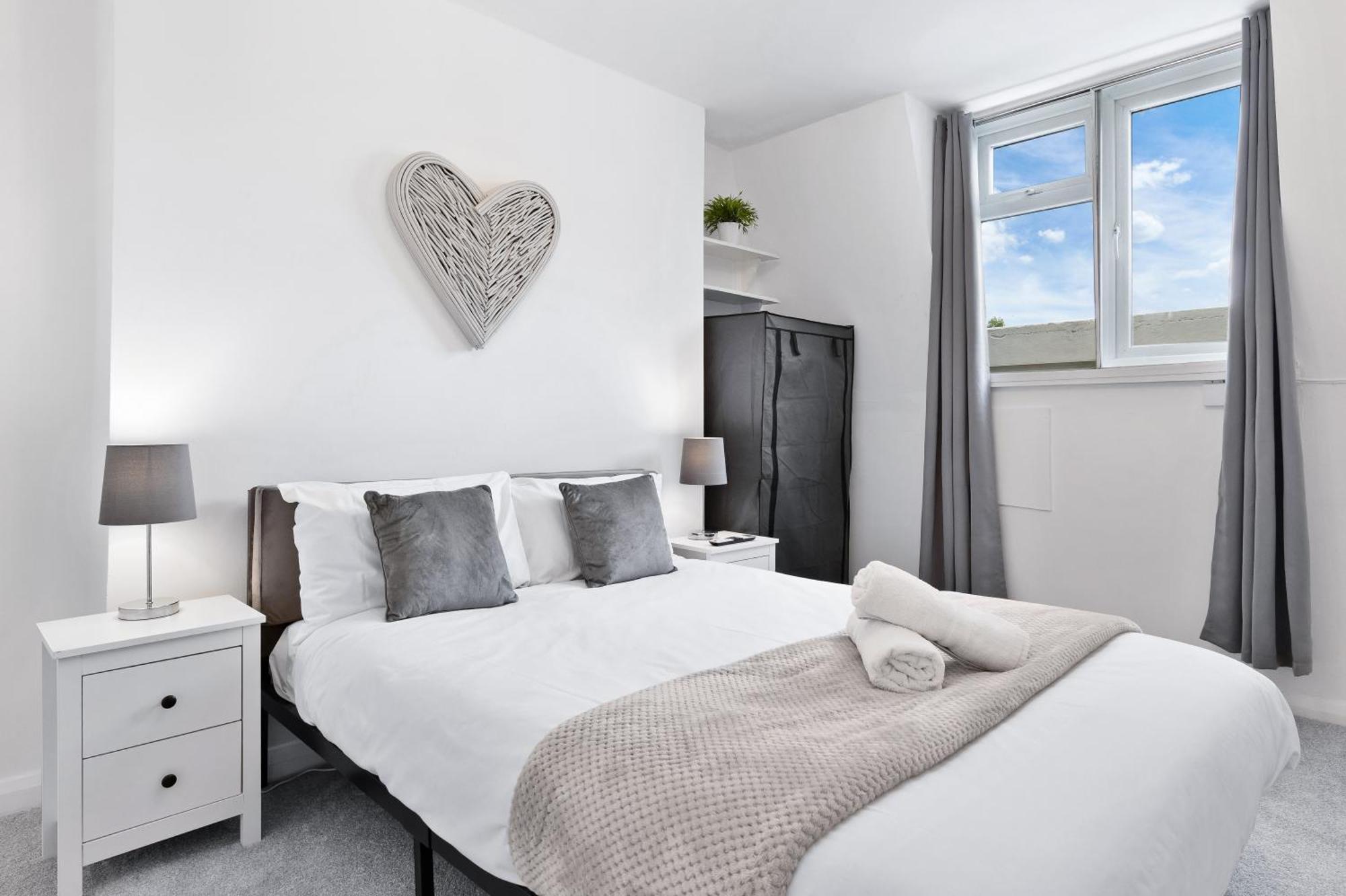 Newly Renovated Kensington 2 Bedroom Apartment With Balcony Near Harrods Sleeps 6, 2 Min Walk From Station London Kültér fotó