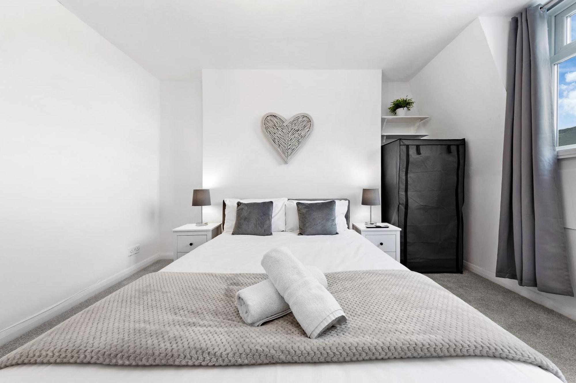 Newly Renovated Kensington 2 Bedroom Apartment With Balcony Near Harrods Sleeps 6, 2 Min Walk From Station London Kültér fotó