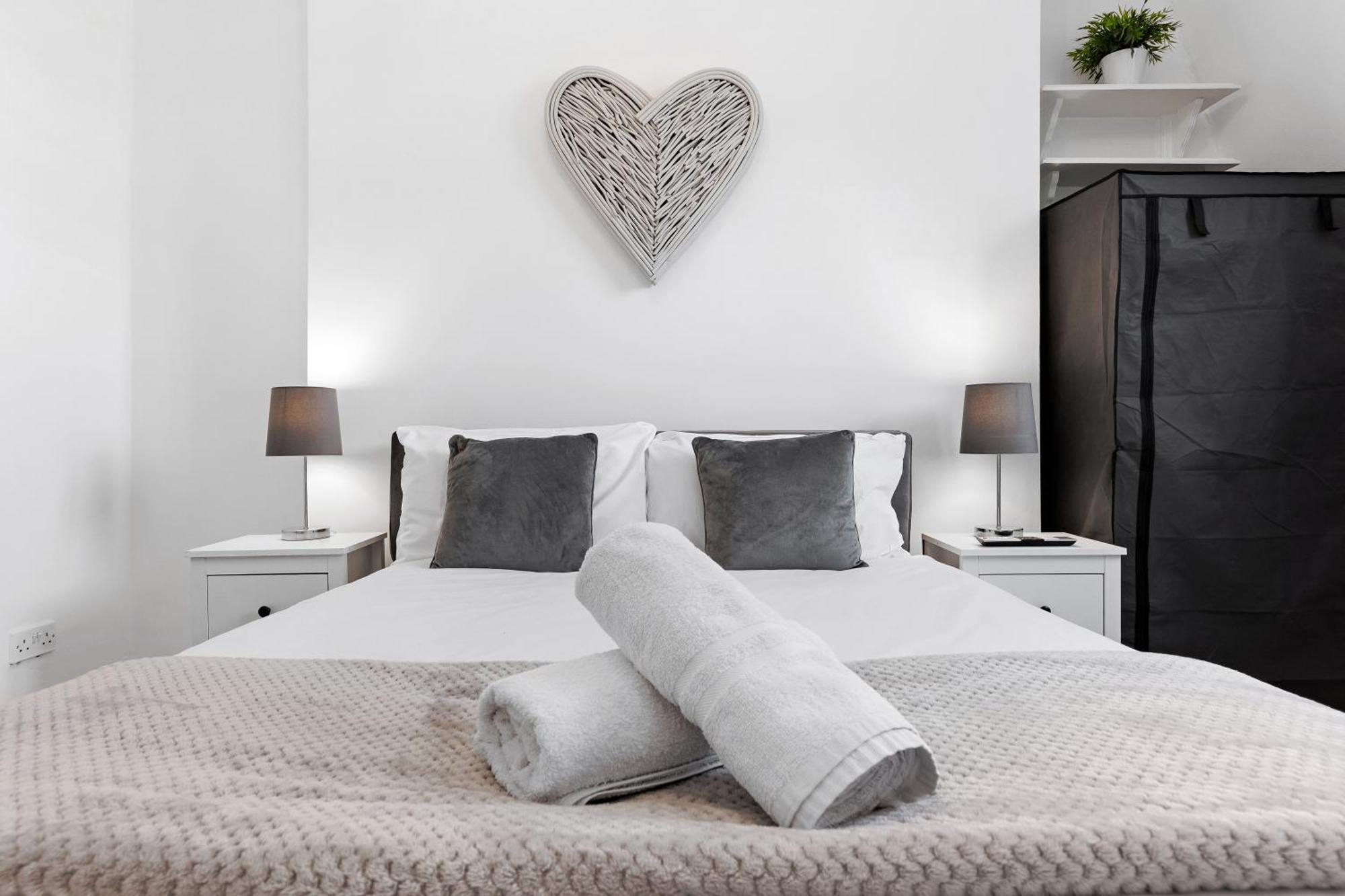 Newly Renovated Kensington 2 Bedroom Apartment With Balcony Near Harrods Sleeps 6, 2 Min Walk From Station London Kültér fotó