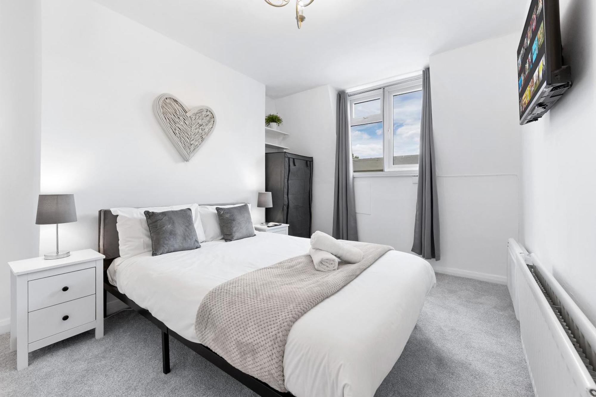 Newly Renovated Kensington 2 Bedroom Apartment With Balcony Near Harrods Sleeps 6, 2 Min Walk From Station London Kültér fotó