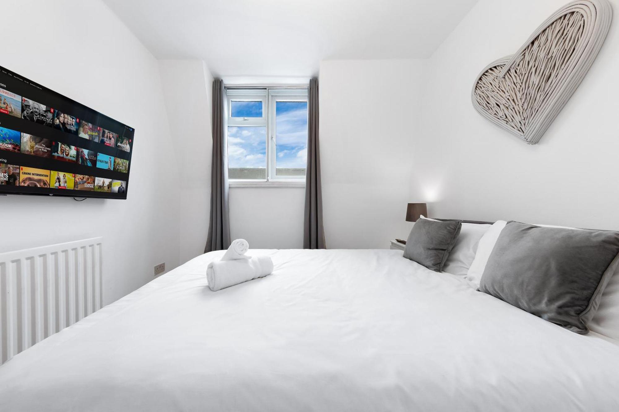 Newly Renovated Kensington 2 Bedroom Apartment With Balcony Near Harrods Sleeps 6, 2 Min Walk From Station London Kültér fotó