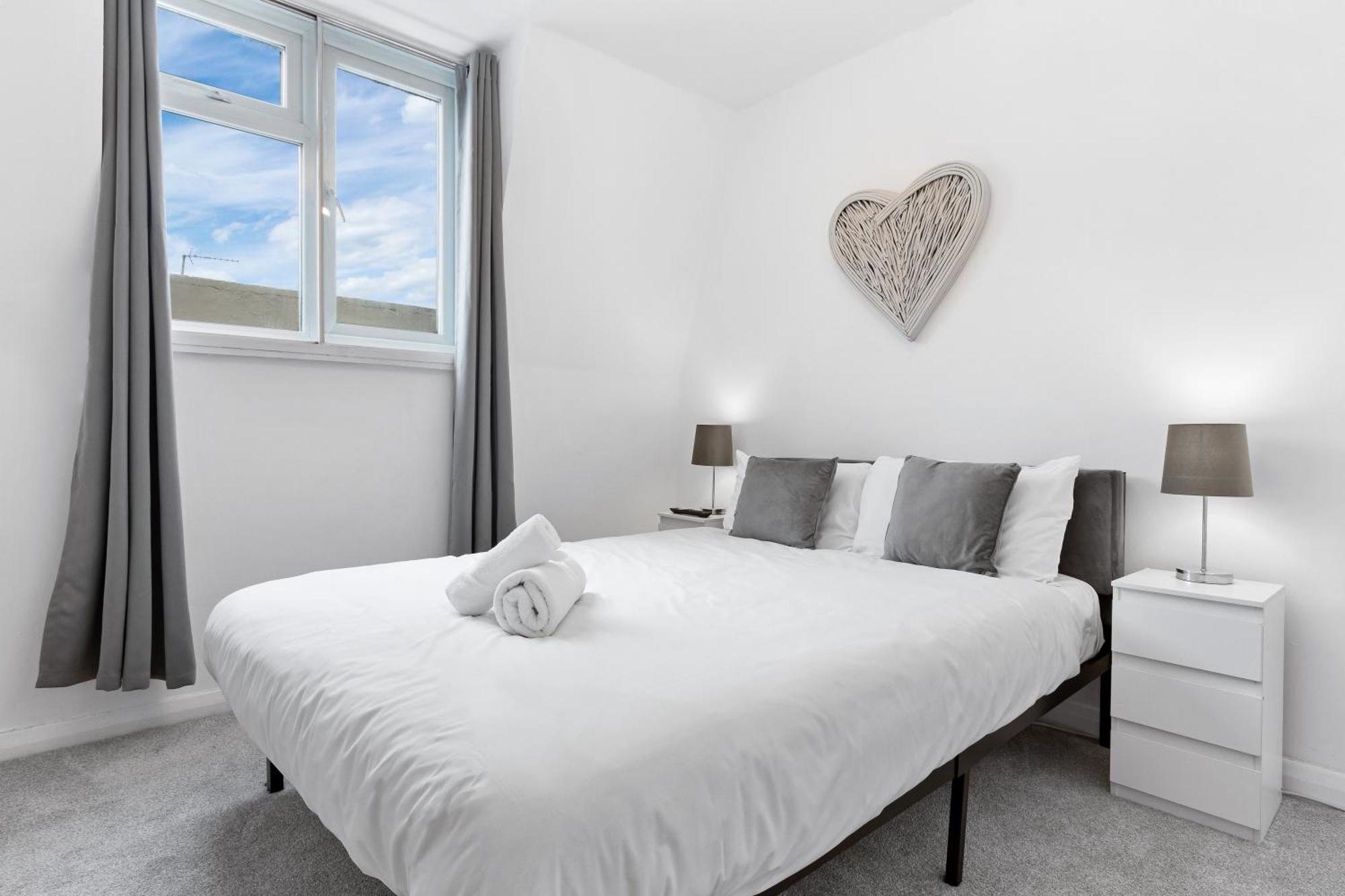 Newly Renovated Kensington 2 Bedroom Apartment With Balcony Near Harrods Sleeps 6, 2 Min Walk From Station London Kültér fotó