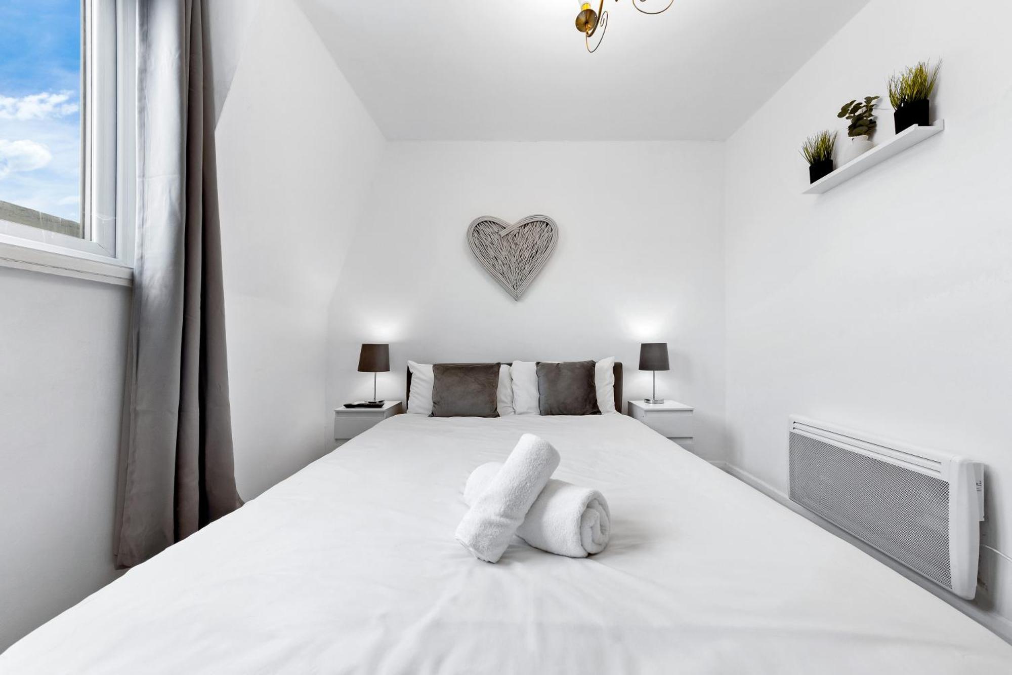 Newly Renovated Kensington 2 Bedroom Apartment With Balcony Near Harrods Sleeps 6, 2 Min Walk From Station London Kültér fotó