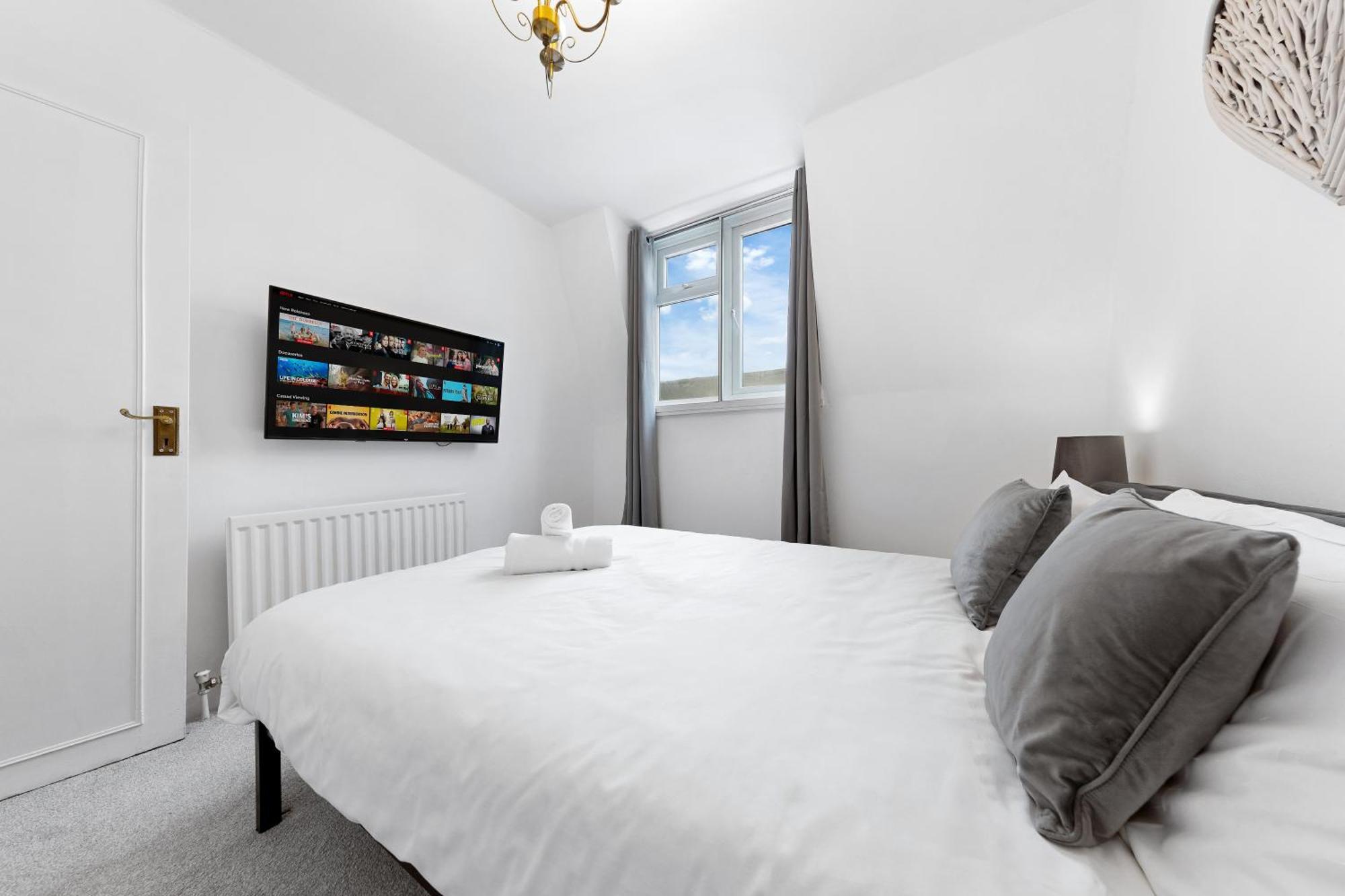 Newly Renovated Kensington 2 Bedroom Apartment With Balcony Near Harrods Sleeps 6, 2 Min Walk From Station London Kültér fotó