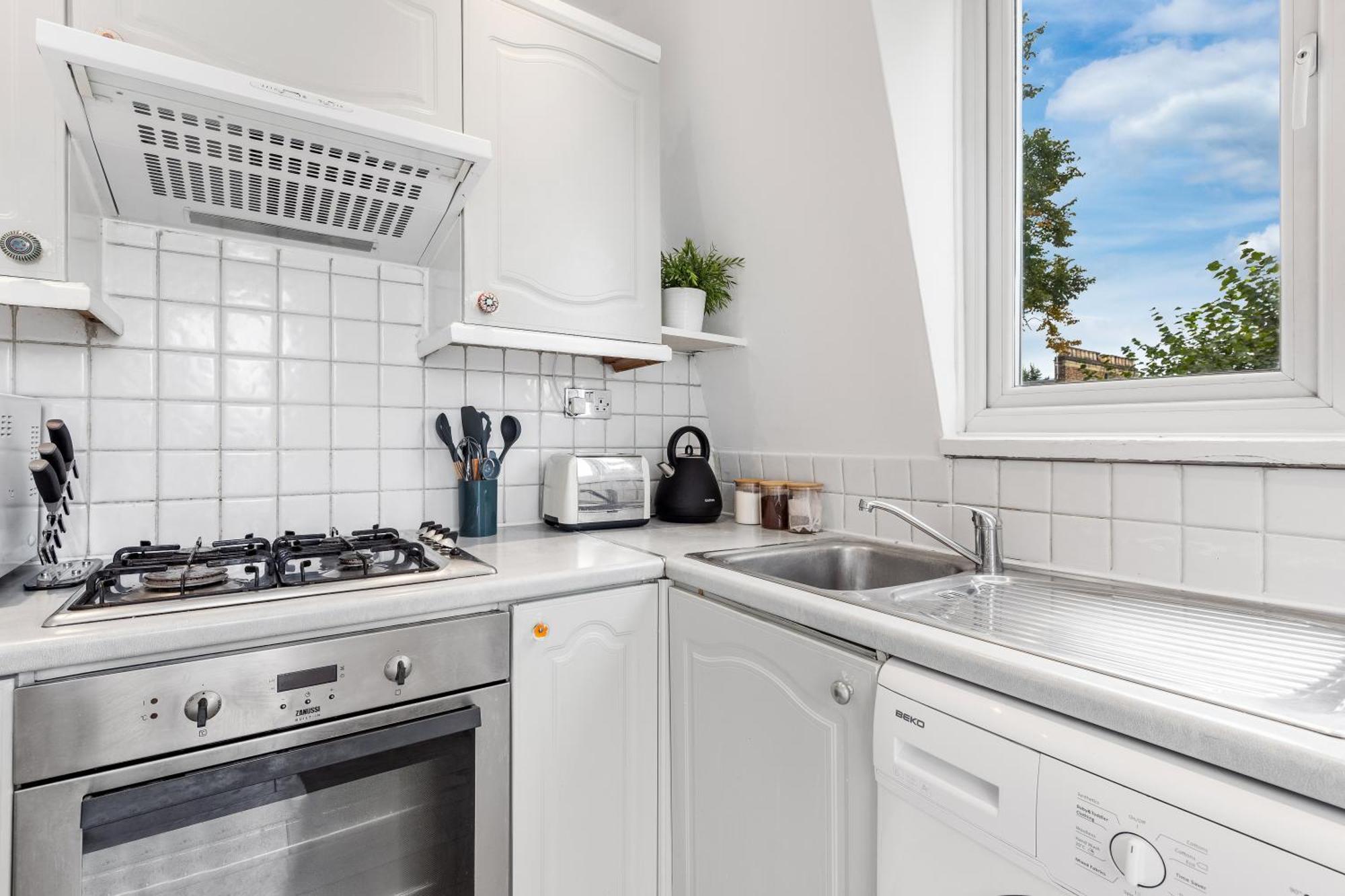 Newly Renovated Kensington 2 Bedroom Apartment With Balcony Near Harrods Sleeps 6, 2 Min Walk From Station London Kültér fotó