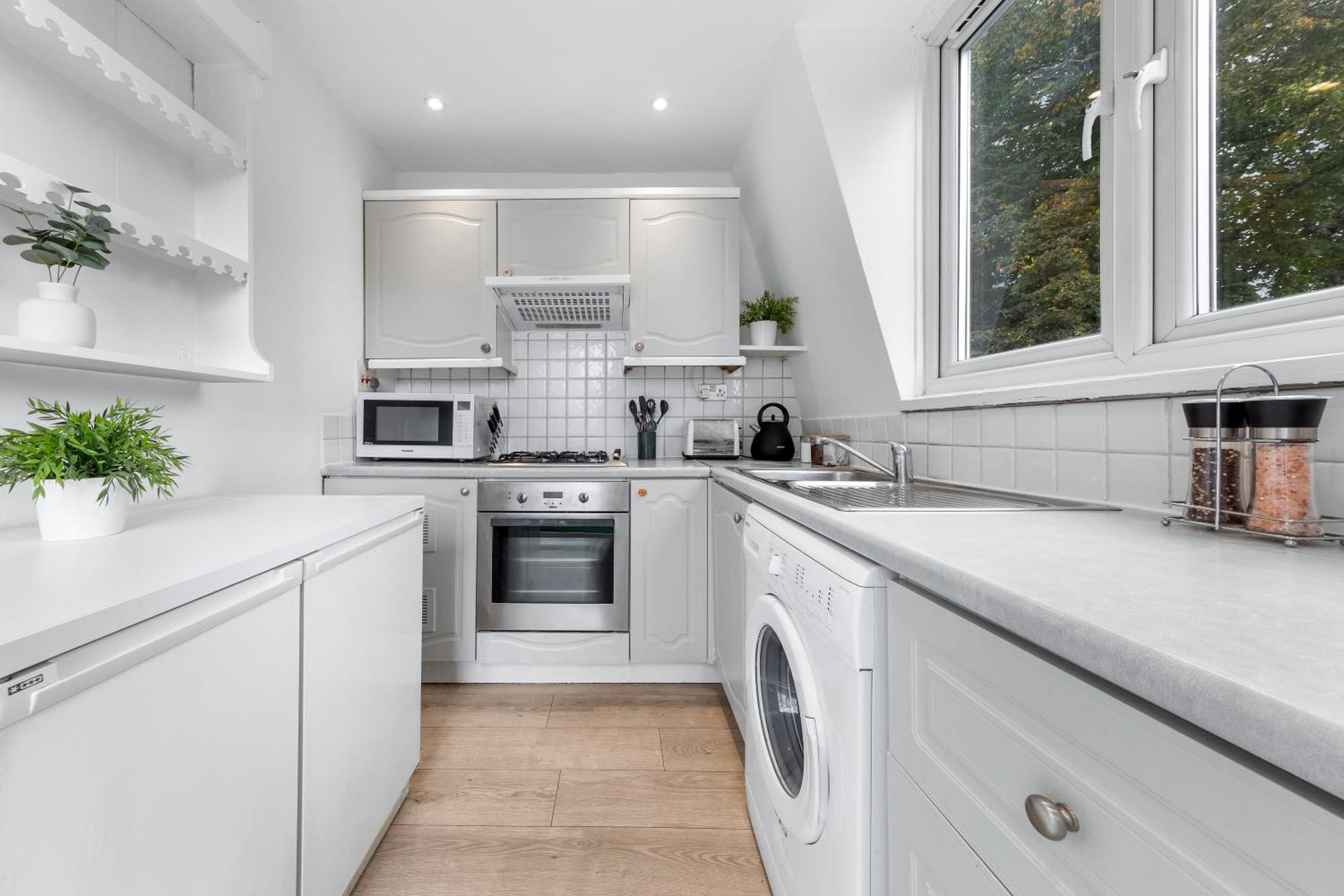 Newly Renovated Kensington 2 Bedroom Apartment With Balcony Near Harrods Sleeps 6, 2 Min Walk From Station London Kültér fotó
