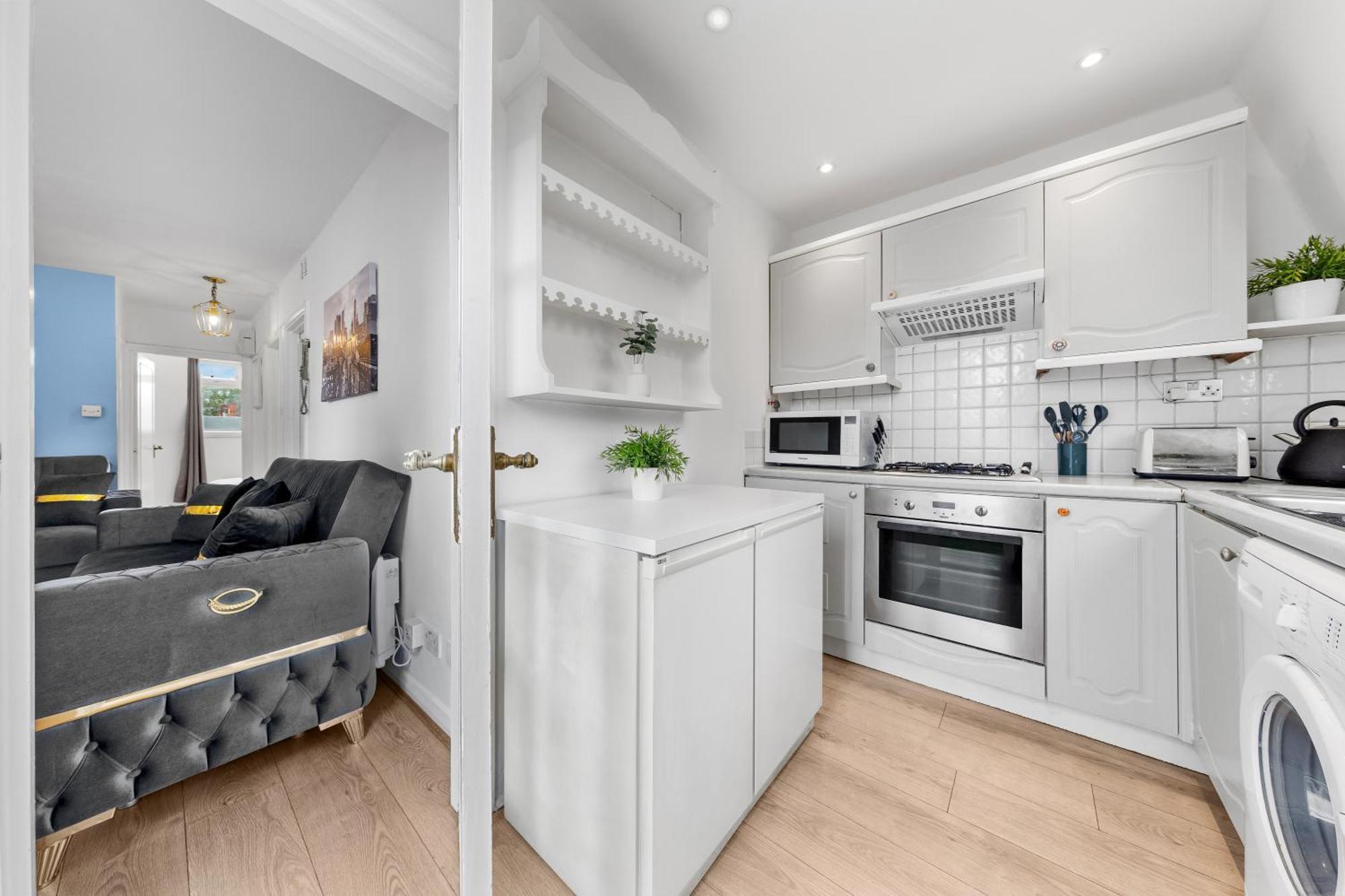 Newly Renovated Kensington 2 Bedroom Apartment With Balcony Near Harrods Sleeps 6, 2 Min Walk From Station London Kültér fotó