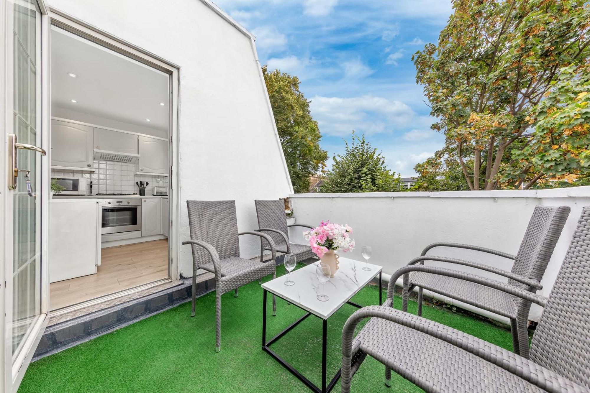 Newly Renovated Kensington 2 Bedroom Apartment With Balcony Near Harrods Sleeps 6, 2 Min Walk From Station London Kültér fotó