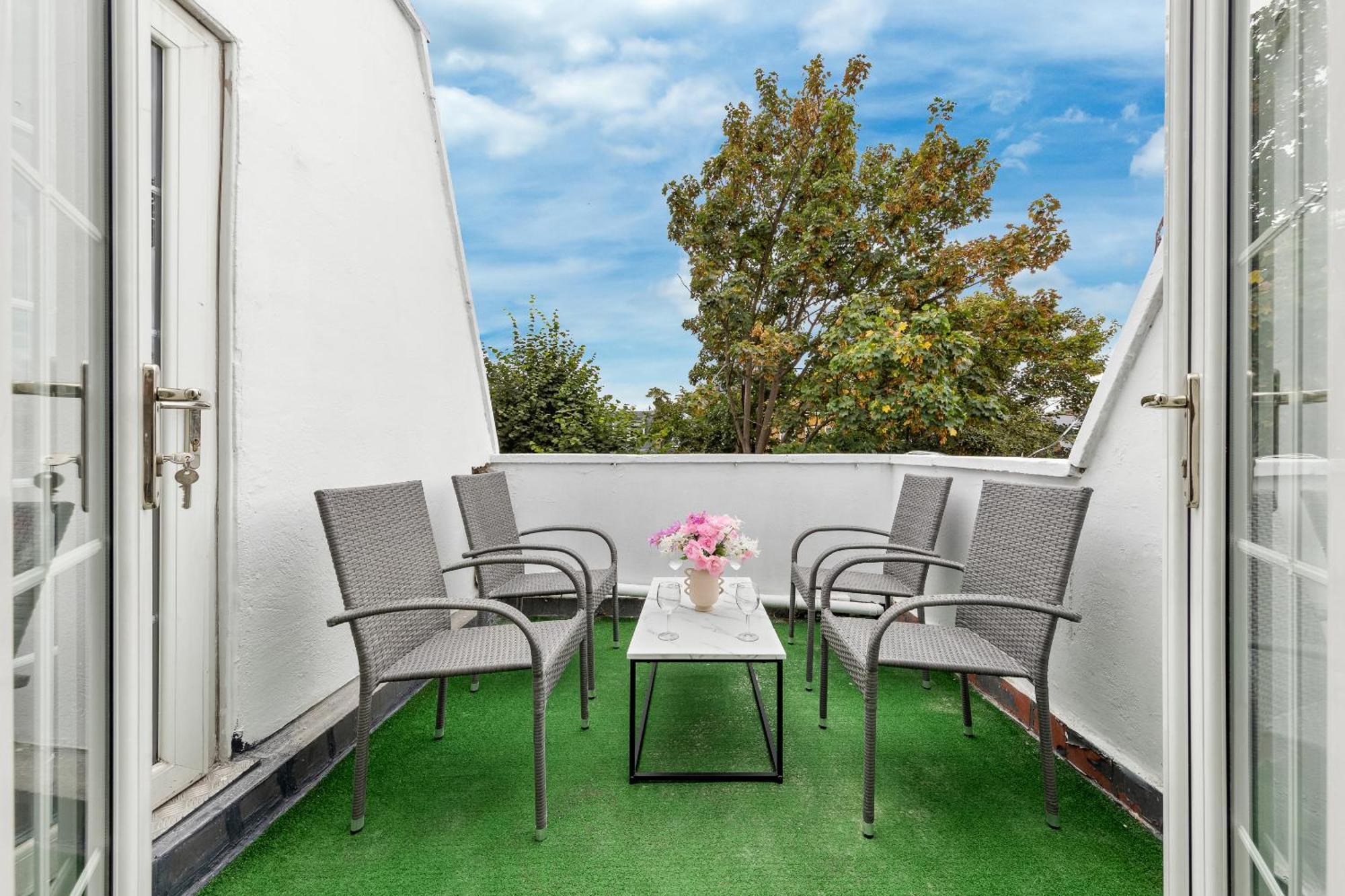 Newly Renovated Kensington 2 Bedroom Apartment With Balcony Near Harrods Sleeps 6, 2 Min Walk From Station London Kültér fotó