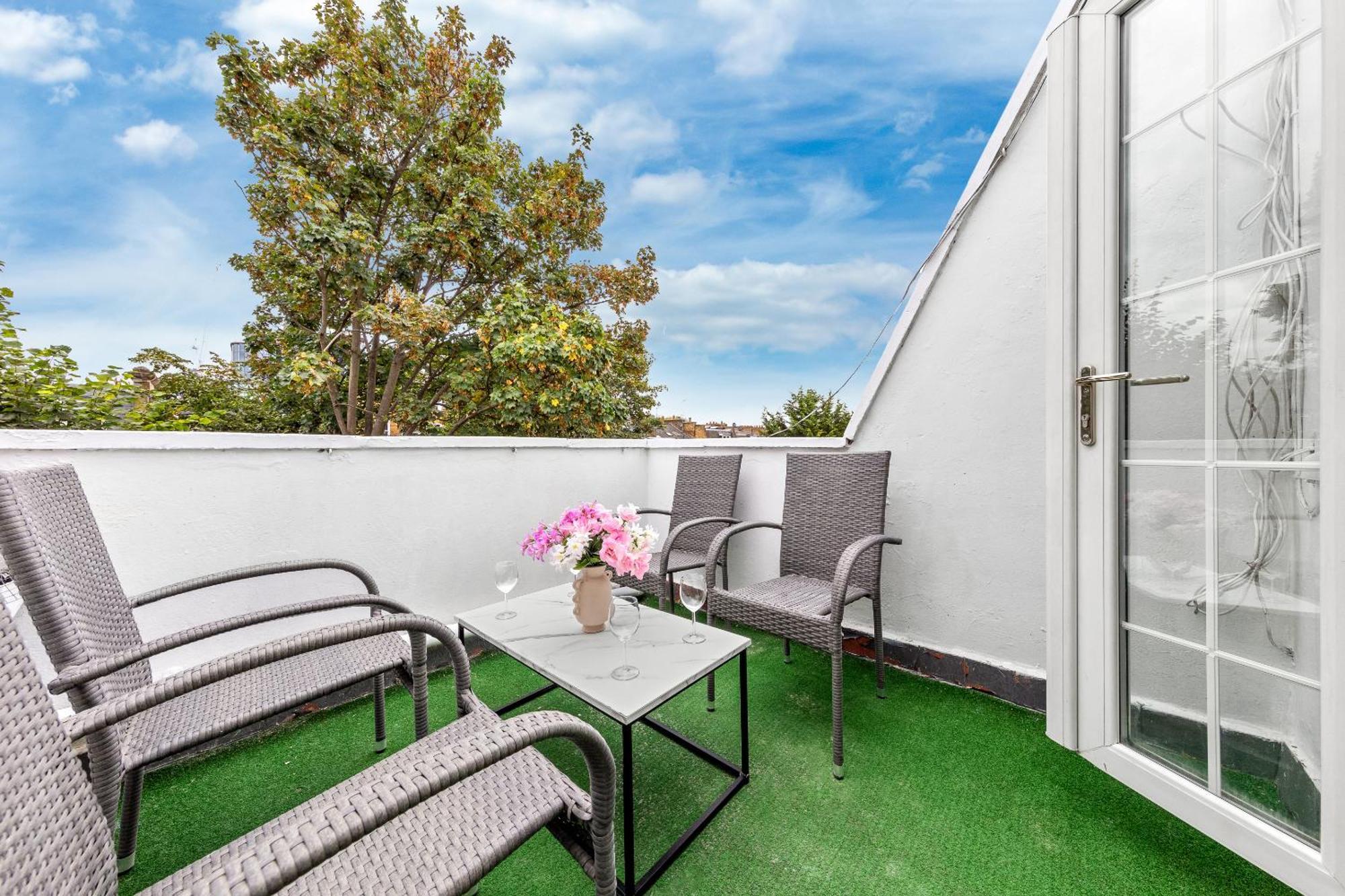 Newly Renovated Kensington 2 Bedroom Apartment With Balcony Near Harrods Sleeps 6, 2 Min Walk From Station London Kültér fotó