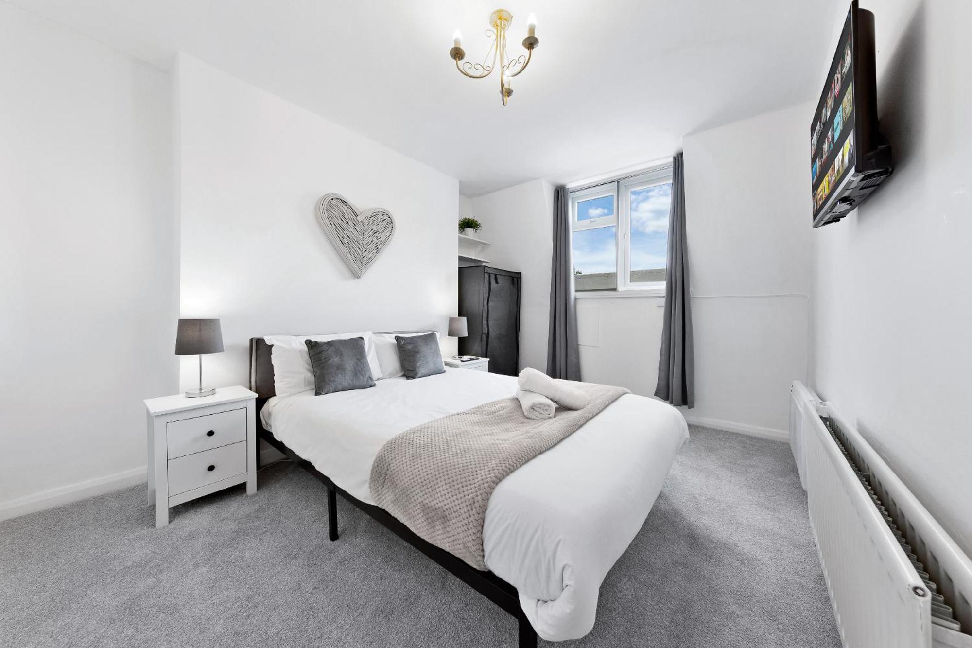 Newly Renovated Kensington 2 Bedroom Apartment With Balcony Near Harrods Sleeps 6, 2 Min Walk From Station London Kültér fotó
