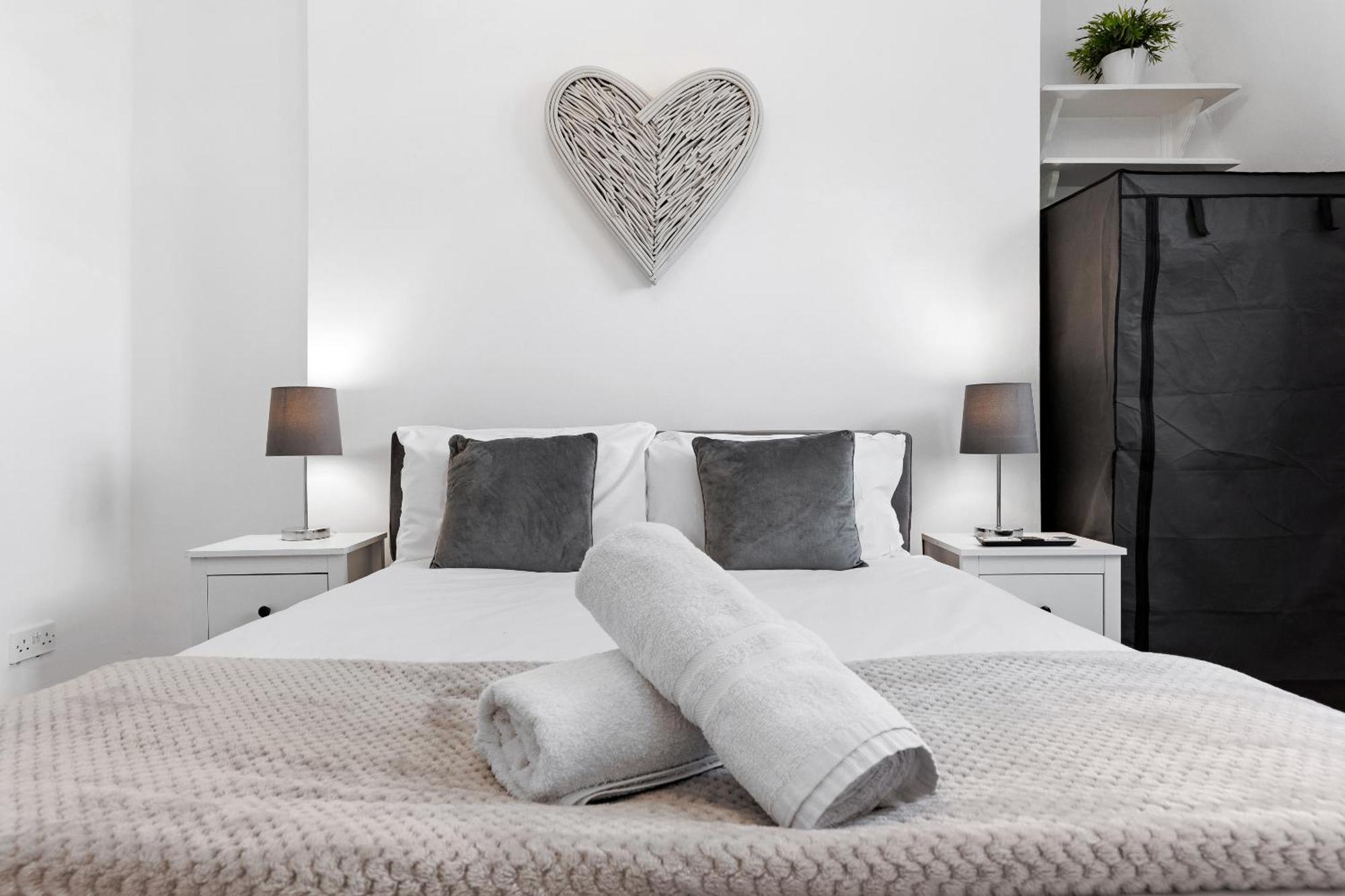Newly Renovated Kensington 2 Bedroom Apartment With Balcony Near Harrods Sleeps 6, 2 Min Walk From Station London Kültér fotó